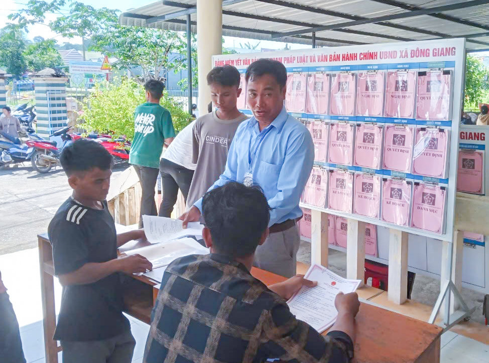 tai-xa-dong-giang-cac-thu-tuc-hanh-chinh-duoc-niem-yet-cong-khai-giup-nguoi-dan-tien-loi-tra-cuu-thong-tin.jpg