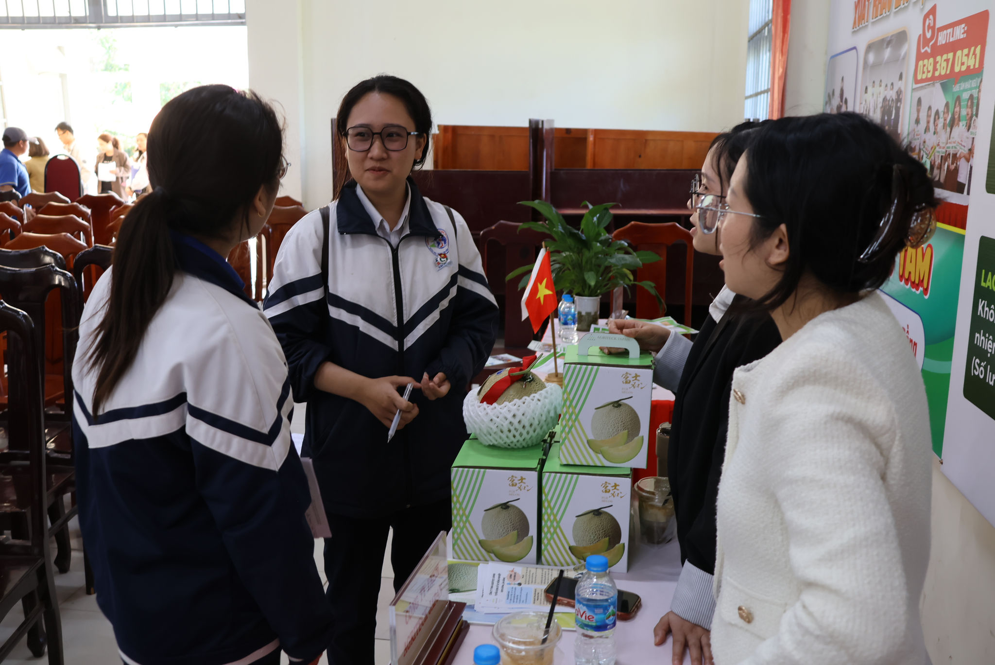 Các đoàn viên thanh niên trao đổi, tìm hiểu tại các doanh nghiêp.