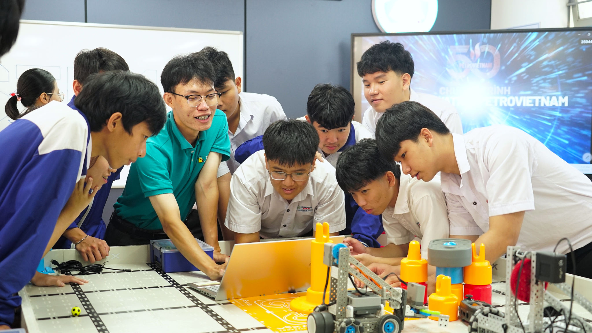 Các em học sinh háo hức sử dụng các thiết bị