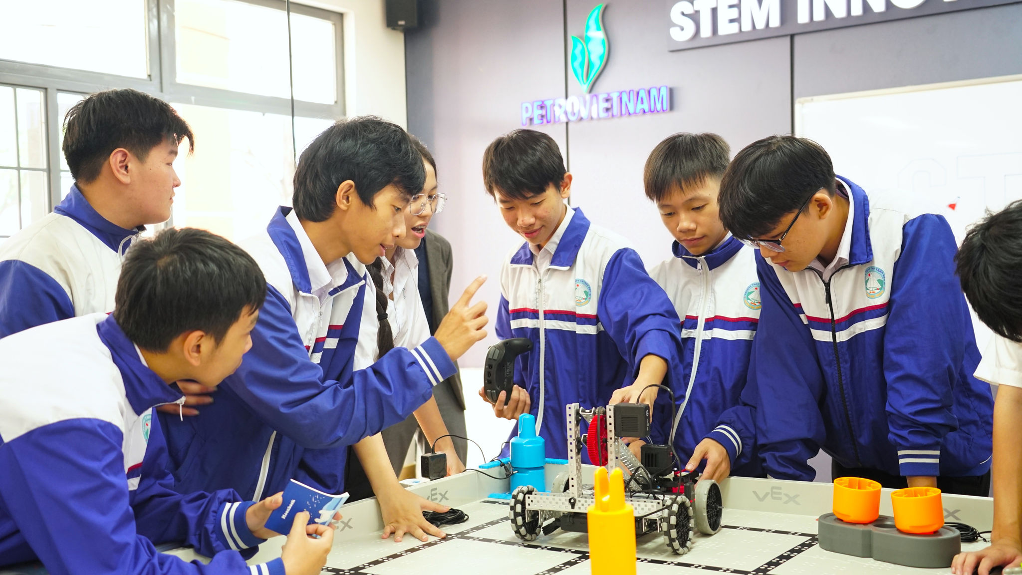Các em học sinh thích thù tìm hiểu những thiết bị trong phòng STEM