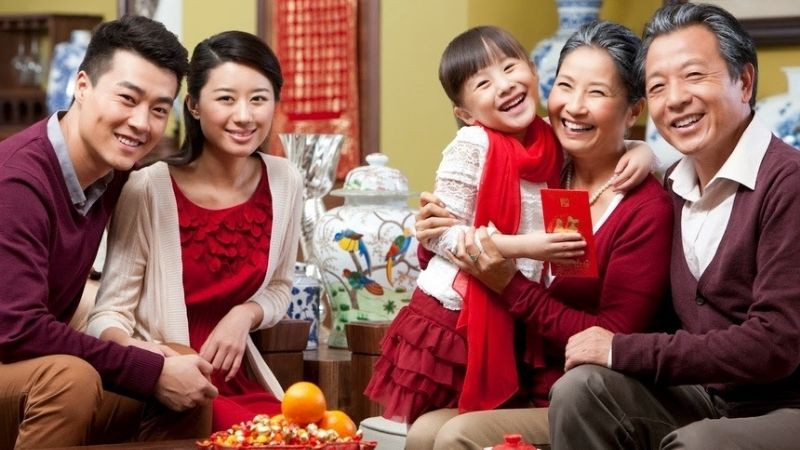 Hình ảnh gia đình sum vầy ngày Tết ấm áp