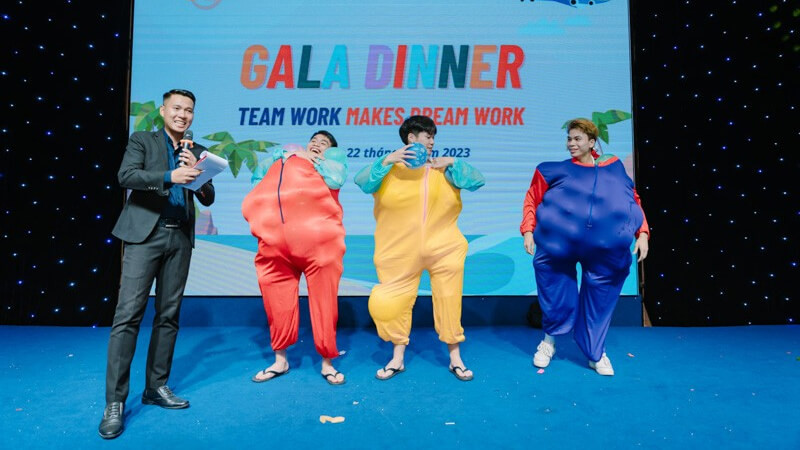 Trò chơi gala dinner đóng vai trò gắn kết tập thể
