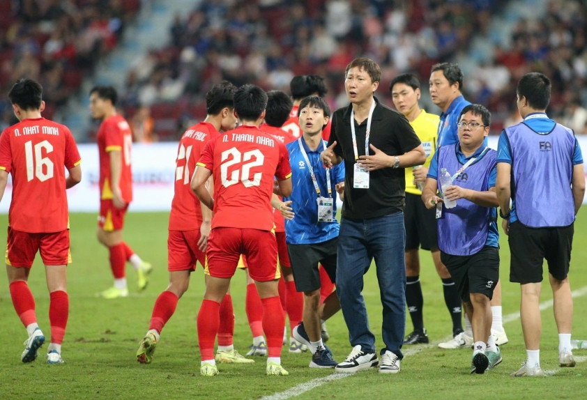 HLV Kim Sang-sik trong trận đấu với Thái Lan
