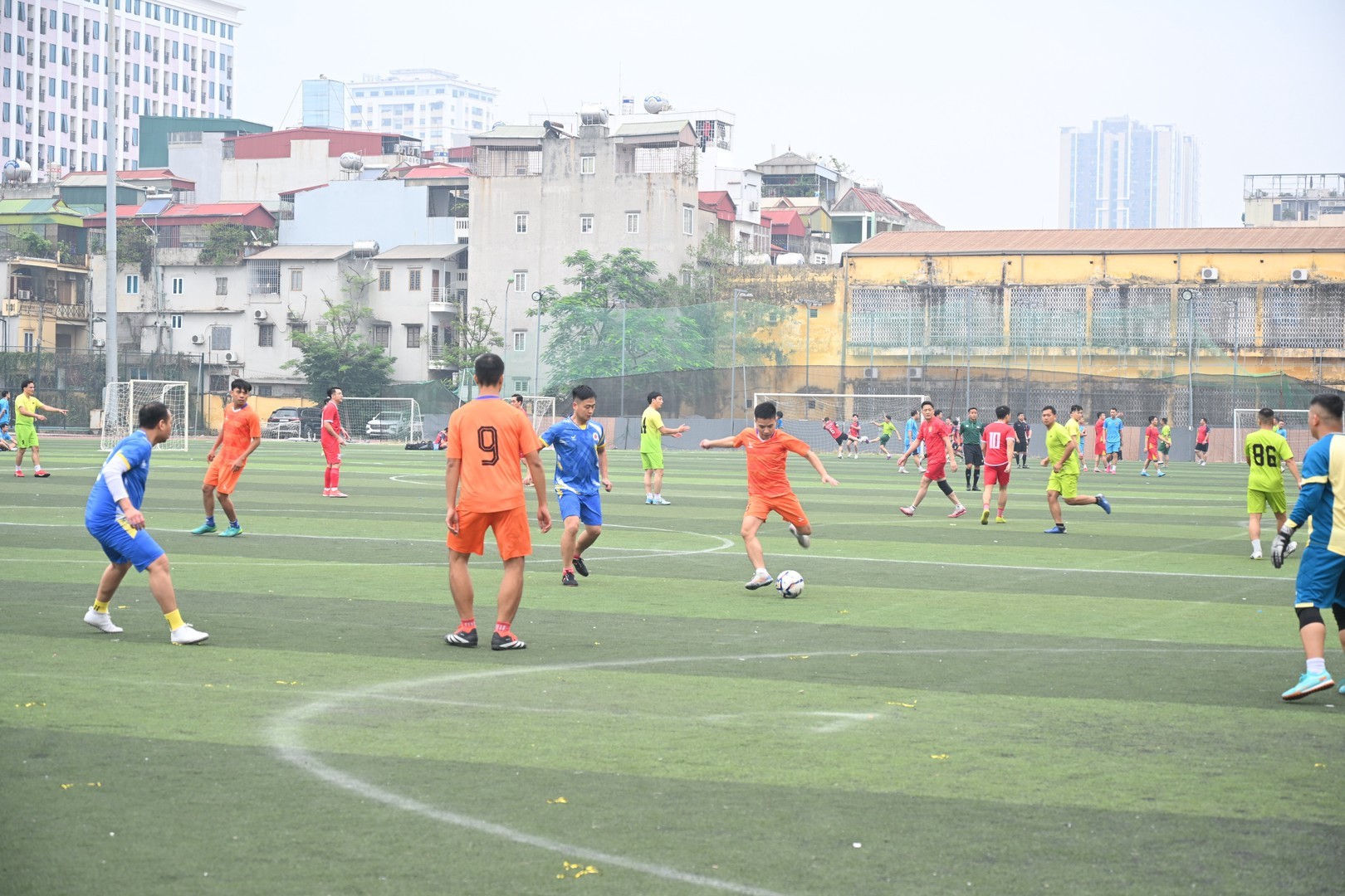 Các vận động viên tranh tài bóng đá tại hội thao