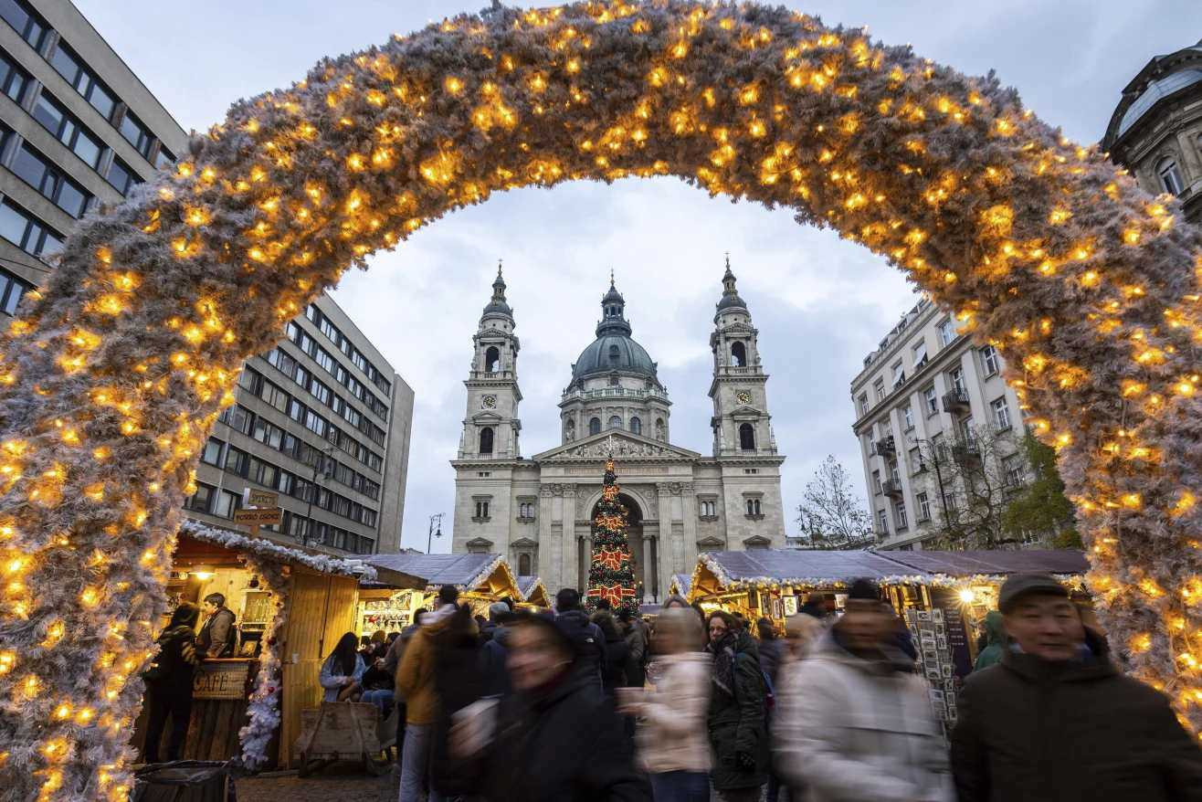 Chợ Giáng sinh tại Nhà thờ St. Stephen, Budapest