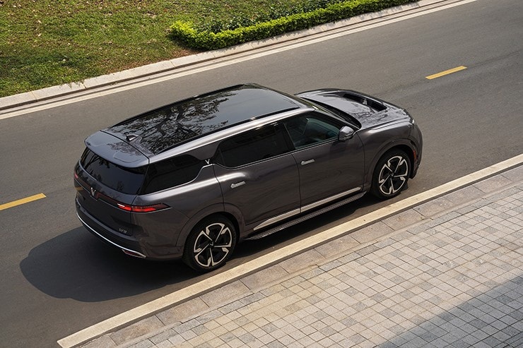 Phần đuôi xe VinFast VF 9 với dải đèn LED chữ V đặc trưng