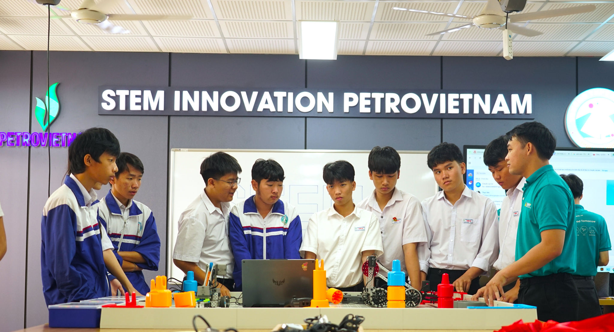Việc được học tập, nghiên cứu trong phòng STEM đạt chuẩn quốc tế sẽ khơi dậy đam mê nghiên cứu khoa học của các em học sinh