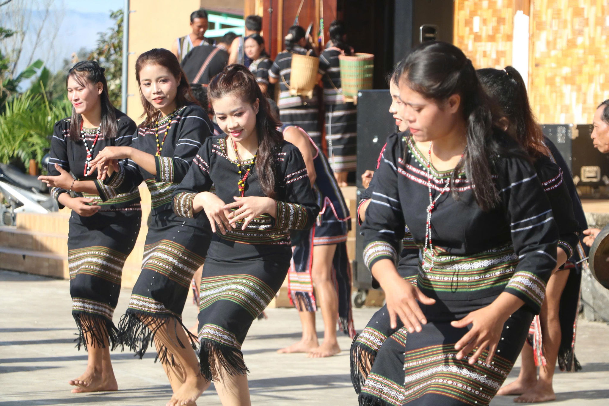 Du lịch cộng đồng đ&oacute;ng g&oacute;p quan trọng trong việc g&igrave;n giữ gi&aacute; trị văn h&oacute;a c&aacute;c d&acirc;n tộc.