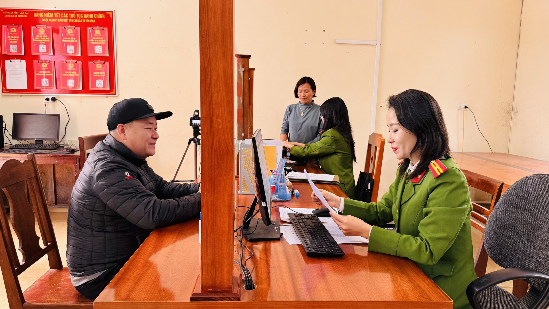 Cán bộ Công an xã Yên Bình hỗ trợ người dân thực hiện thủ tục hành chính tại trụ sở.
