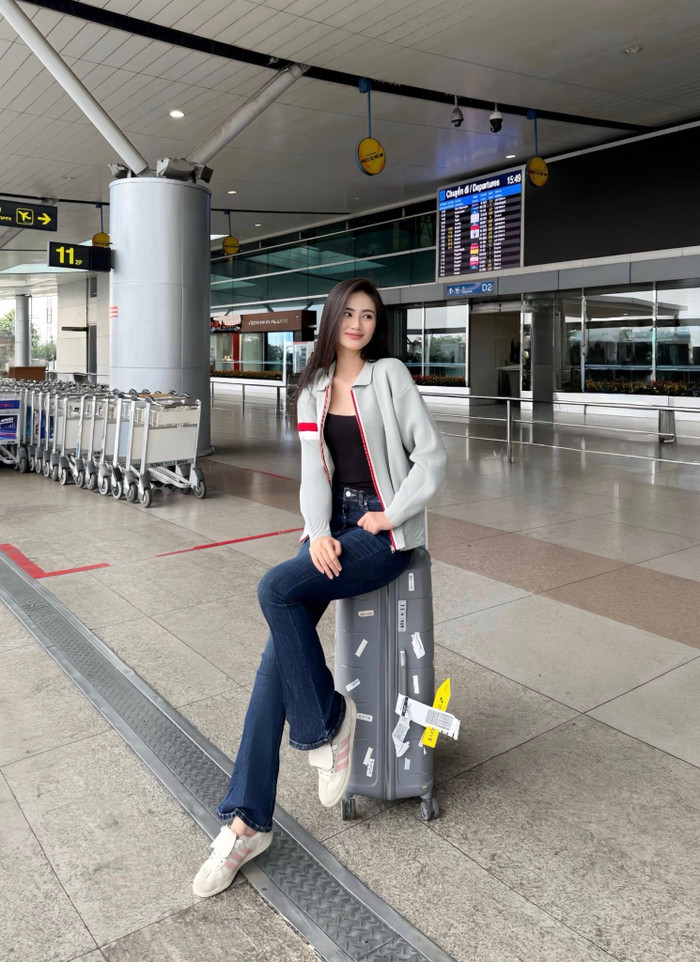 Hoa hậu Ý Nhi rạng rỡ tại sân bay khi quay lại Australia du học