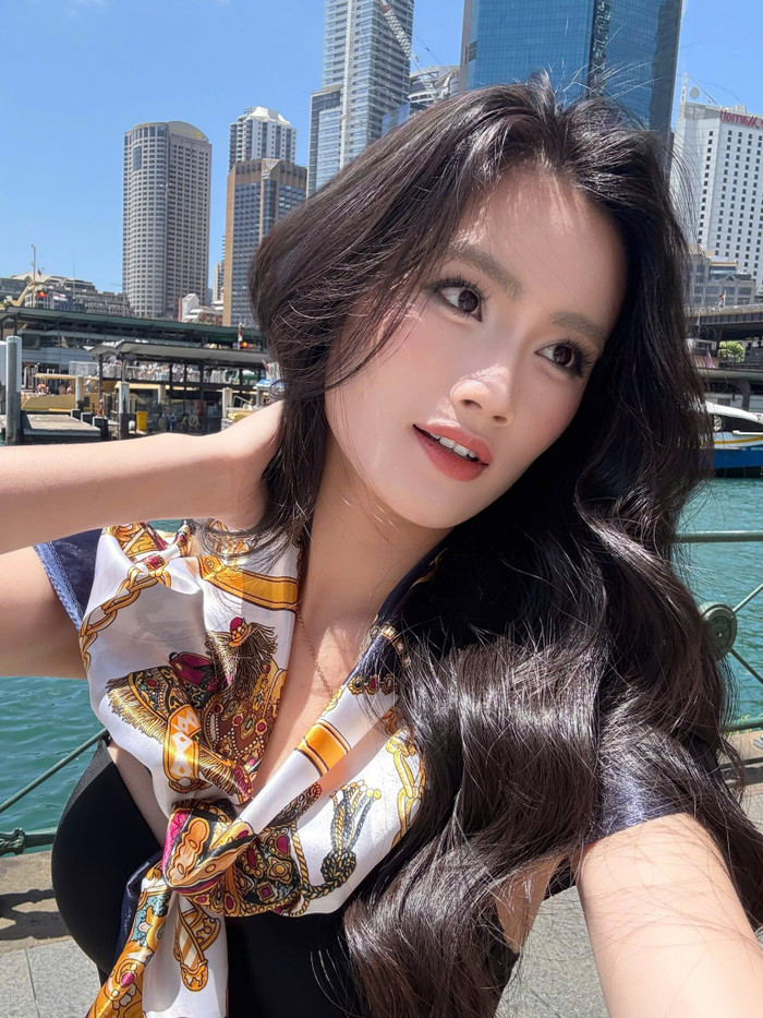 Hoa hậu Ý Nhi cân bằng giữa việc học và nghĩa vụ hoa hậu