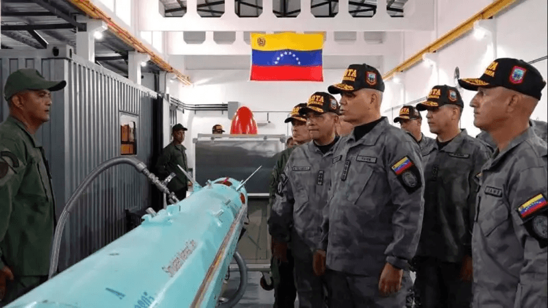 Tàu tấn công nhanh và tên lửa diệt hạm trong biên chế quân đội Venezuela với sự hỗ trợ từ Iran.