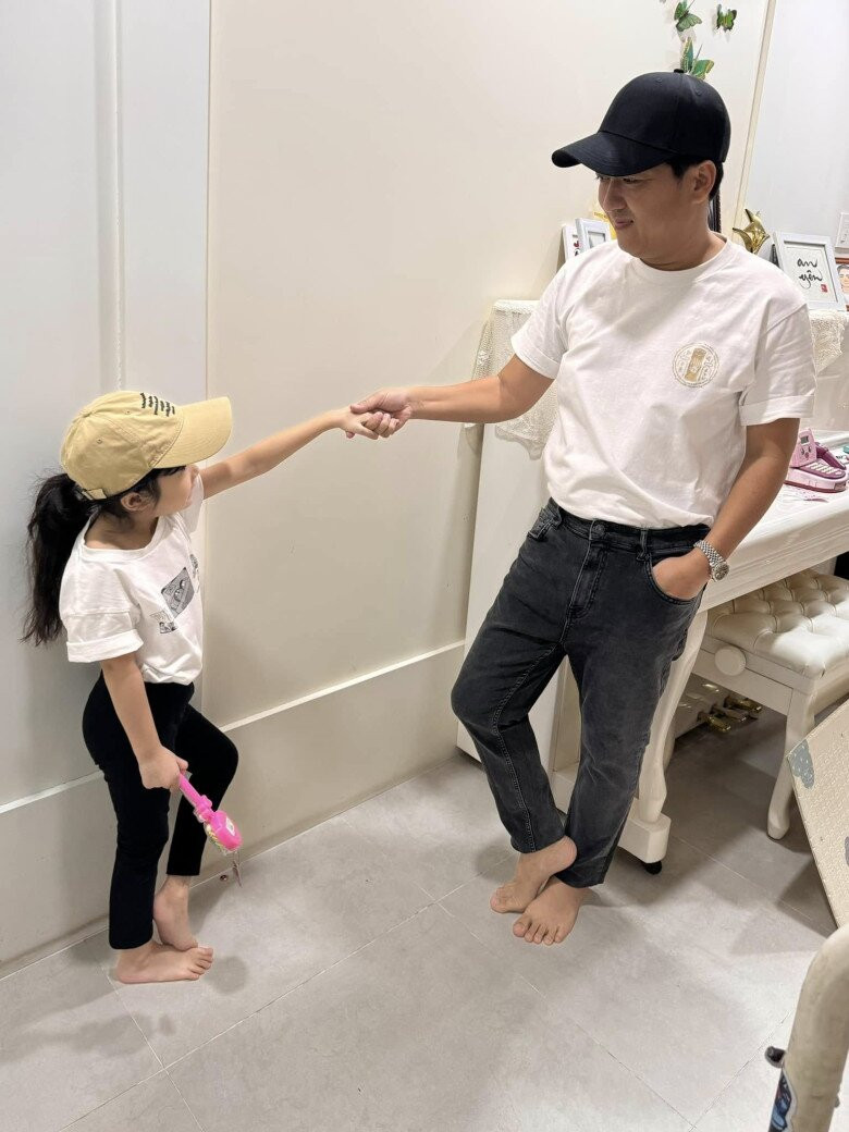 Trường Giang có cách dạy con gái khéo léo, giúp bé tránh xa mạng xã hội và những tiêu cực.