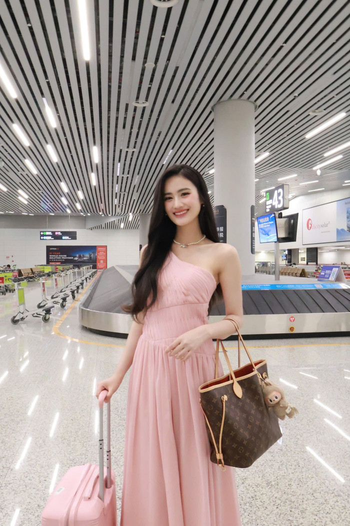 Ý Nhi làm thêm tại sân bay để trang trải sinh hoạt phí