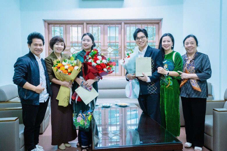 Hai con của ca sĩ Trọng Tấn biểu diễn tại trường cũ.
