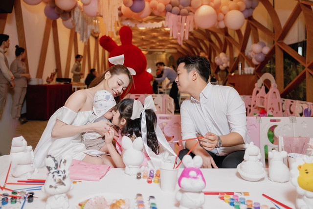 Trường Giang và Nhã Phương dần thoải mái hơn trong việc công khai hình ảnh các con sau thời gian dài giữ kín.