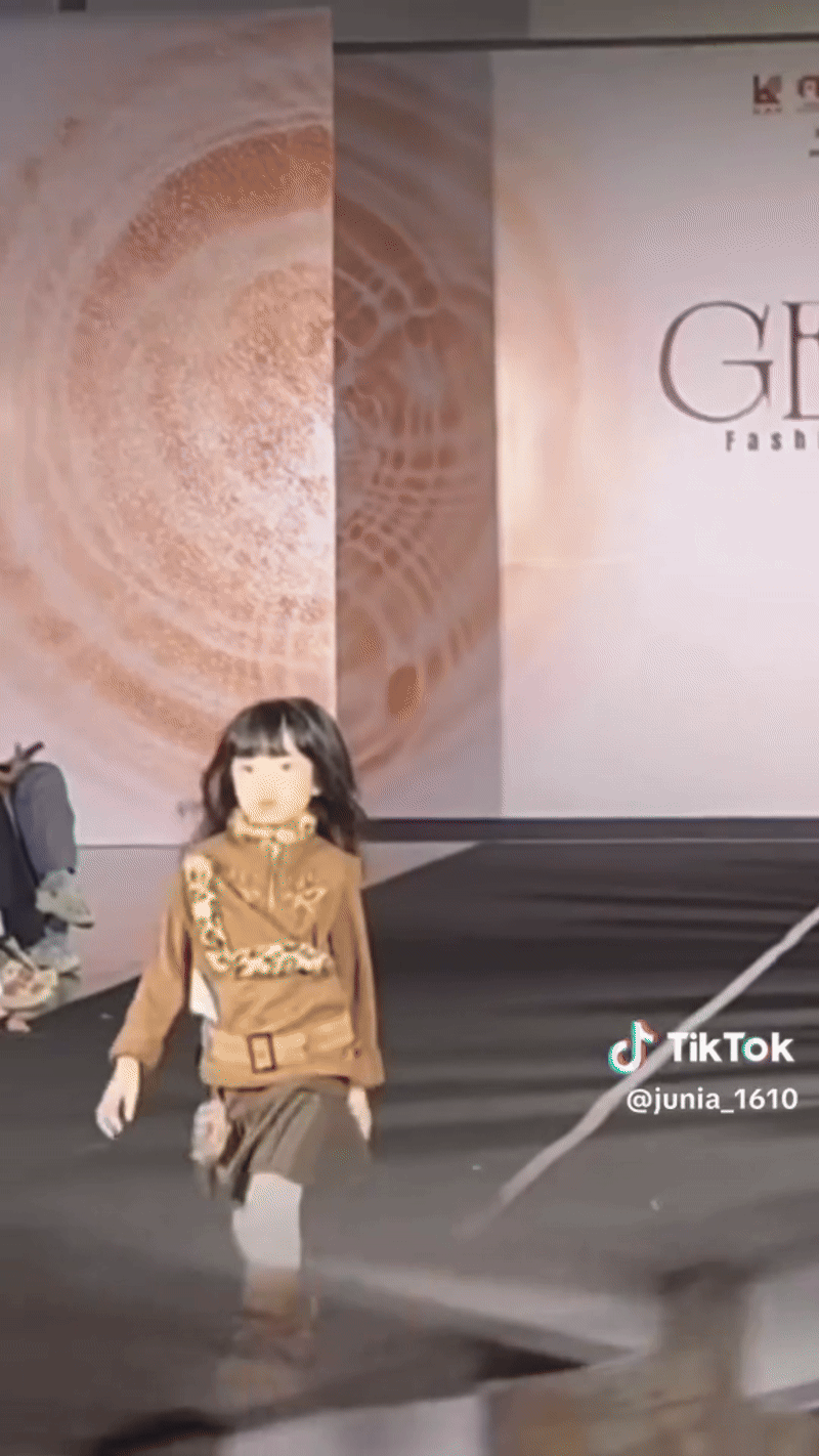 Bé Destiny con gái Trường Giang catwalk đầy tự tin trên sàn diễn trước sự chứng kiến của nhiều khán giả.