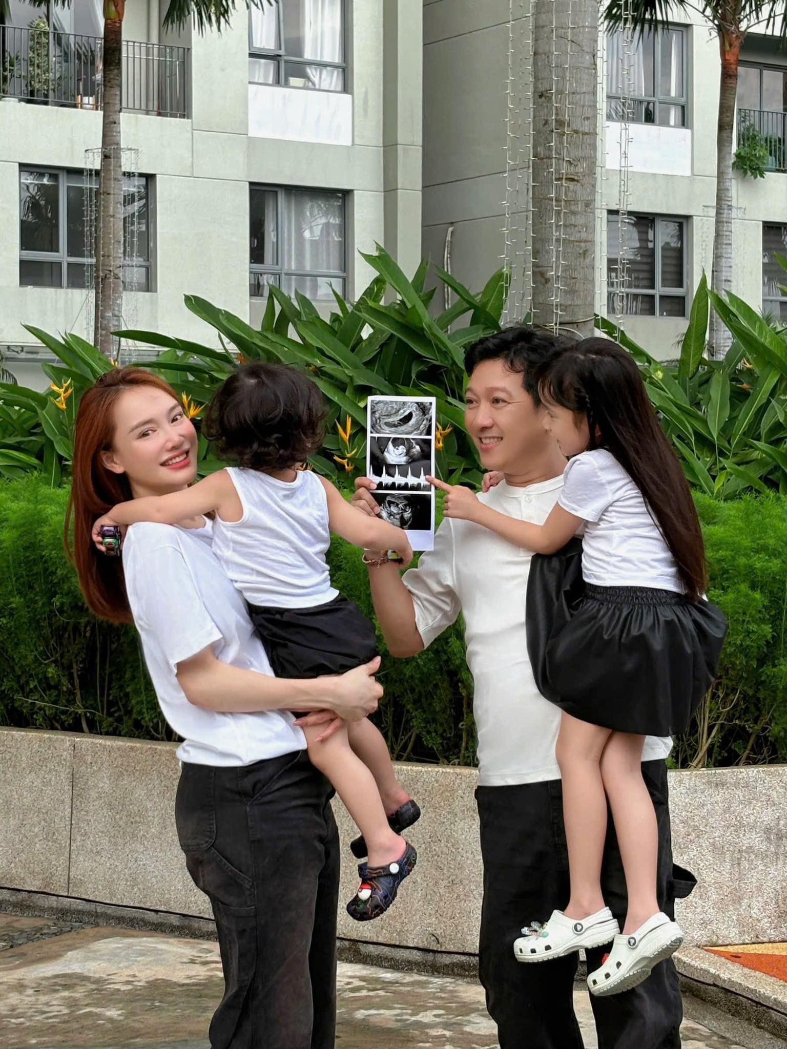 Vợ chồng Trường Giang - Nhã Phương kỷ niệm chặng đường hôn nhân hạnh phúc bằng việc công bố sắp có thêm thành viên mới.