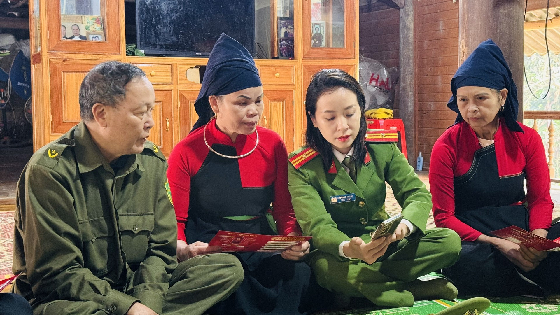 Công an xã Yên Bình hỗ trợ người dân kích hoạt định danh điện tử mức độ 2 tại thôn.