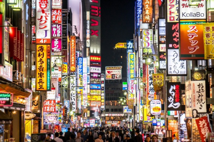 Khu vực Shinjuku sầm uất tại Tokyo vào buổi tối
