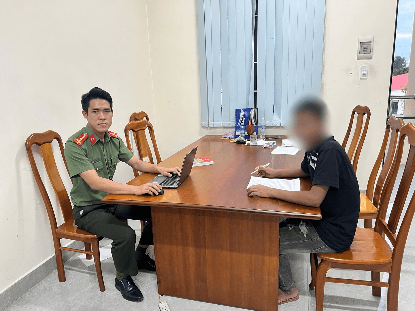 Công an tỉnh Quảng Ngãi làm việc với anh A.N sau khi trở về từ Campuchia