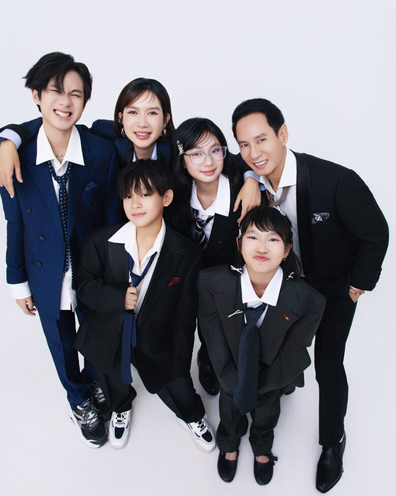 Gia đình Lý Hải - Minh Hà kỷ niệm 15 năm kết hôn.