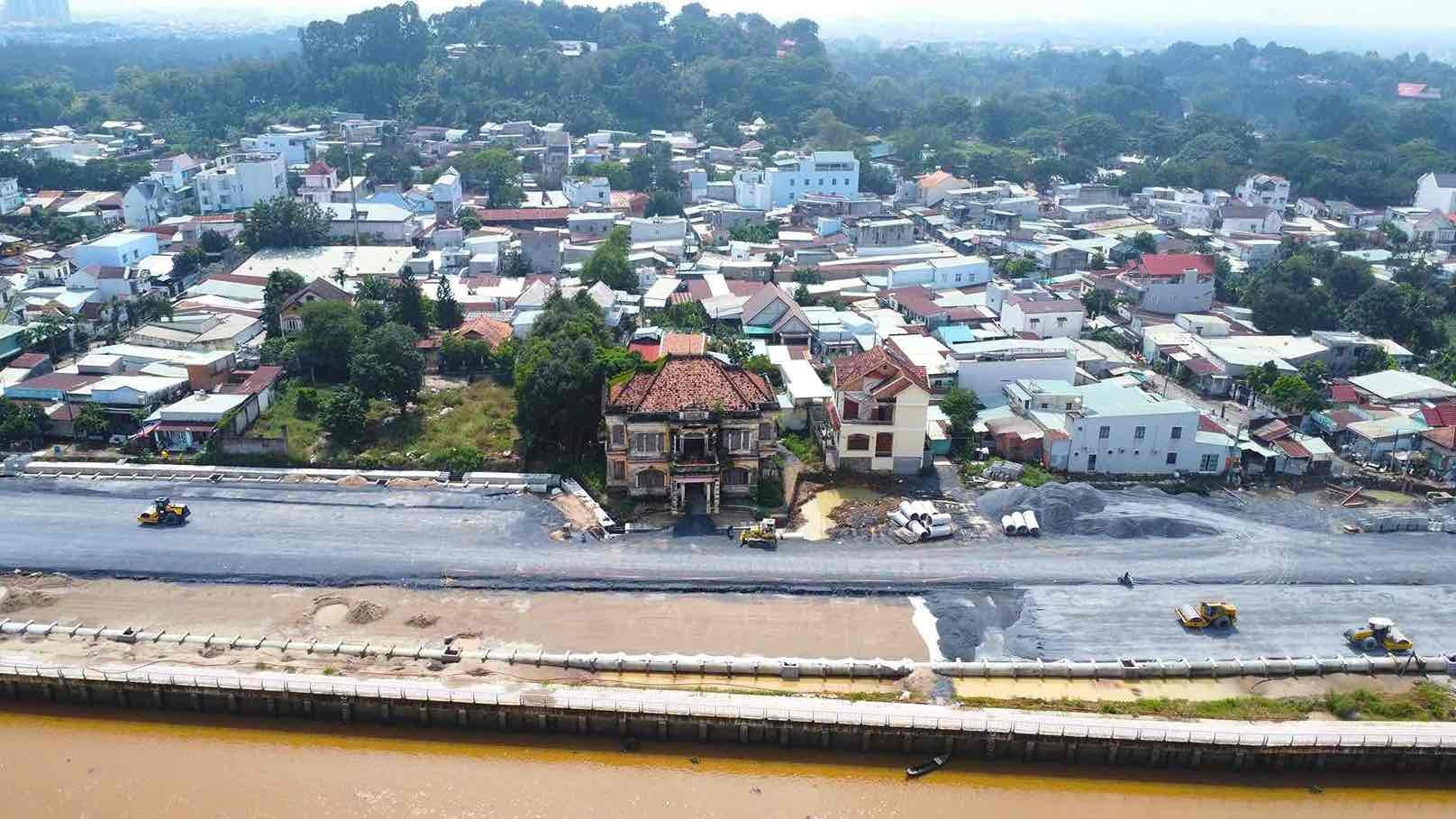 Đoạn đường đi qua biệt thự cổ được điều chỉnh hướng tuyến để bảo tồn di sản.