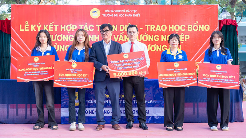 Trường Đại học Phan Thiết trao tặng học bổng cho Trường THPT Hàm Thuận Bắc.