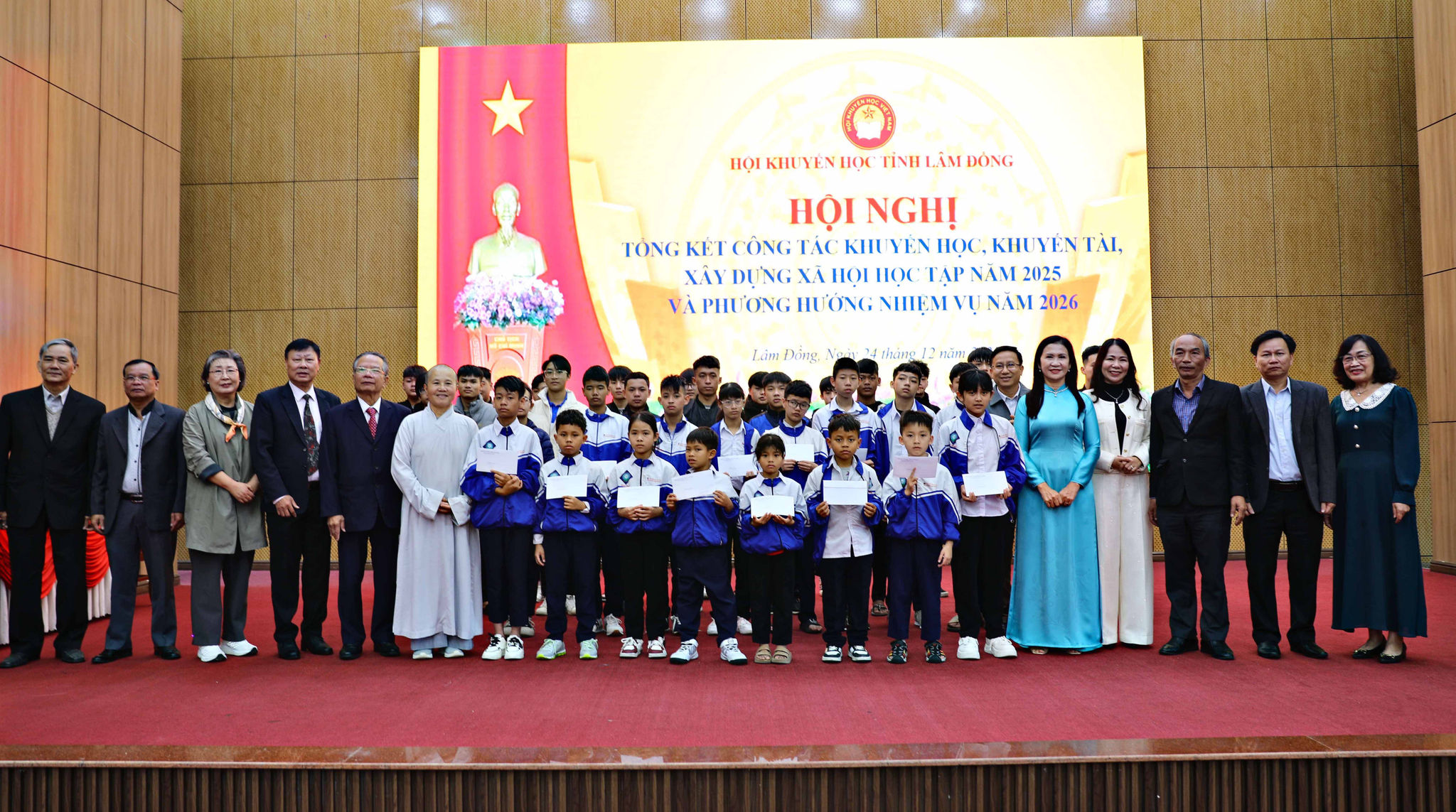 Lãnh đạo Hội khuyến học tỉnh, các đại biểu chụp ảnh lưu niệm cùng học sinh nhận học bổng