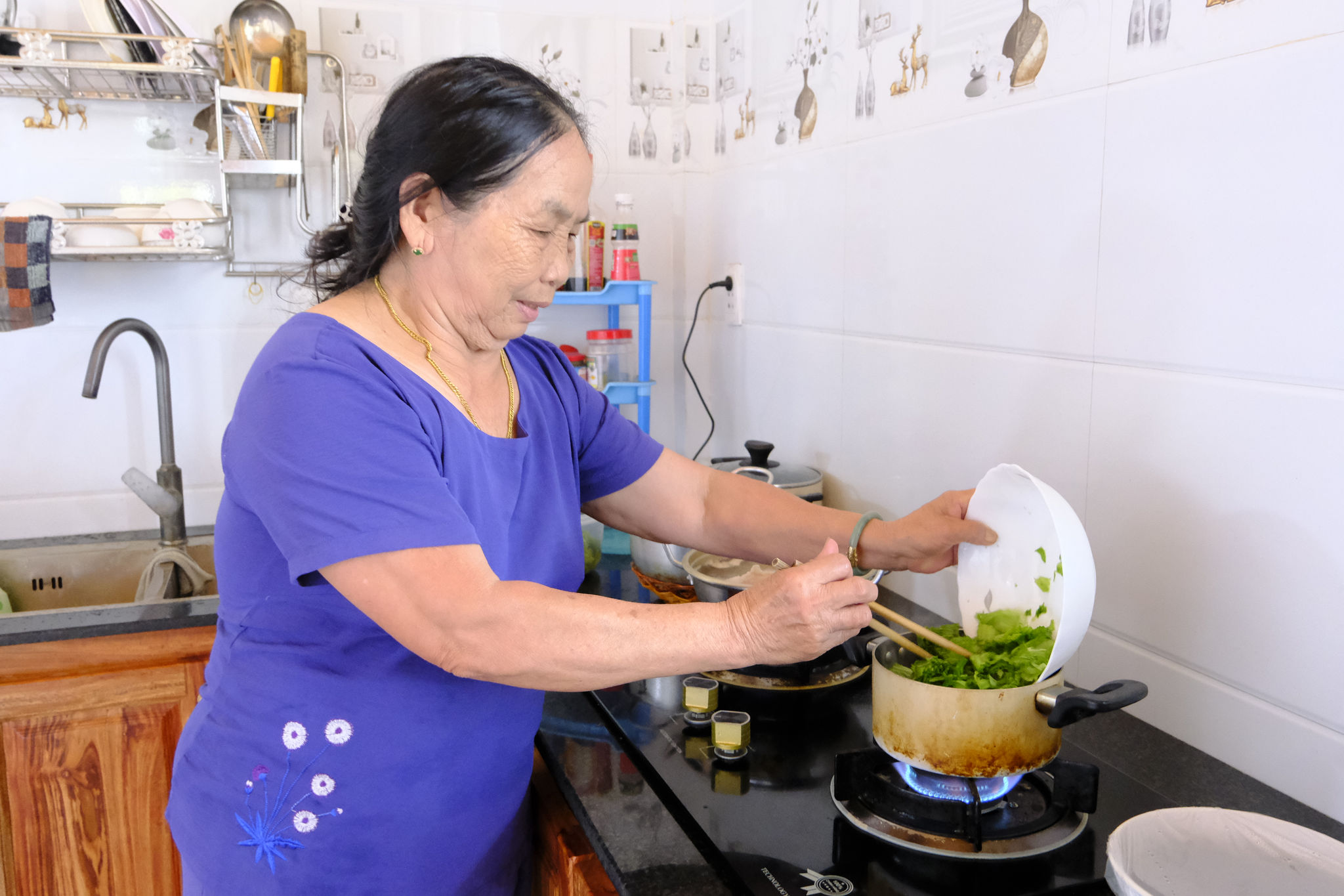 Bà Hương 4