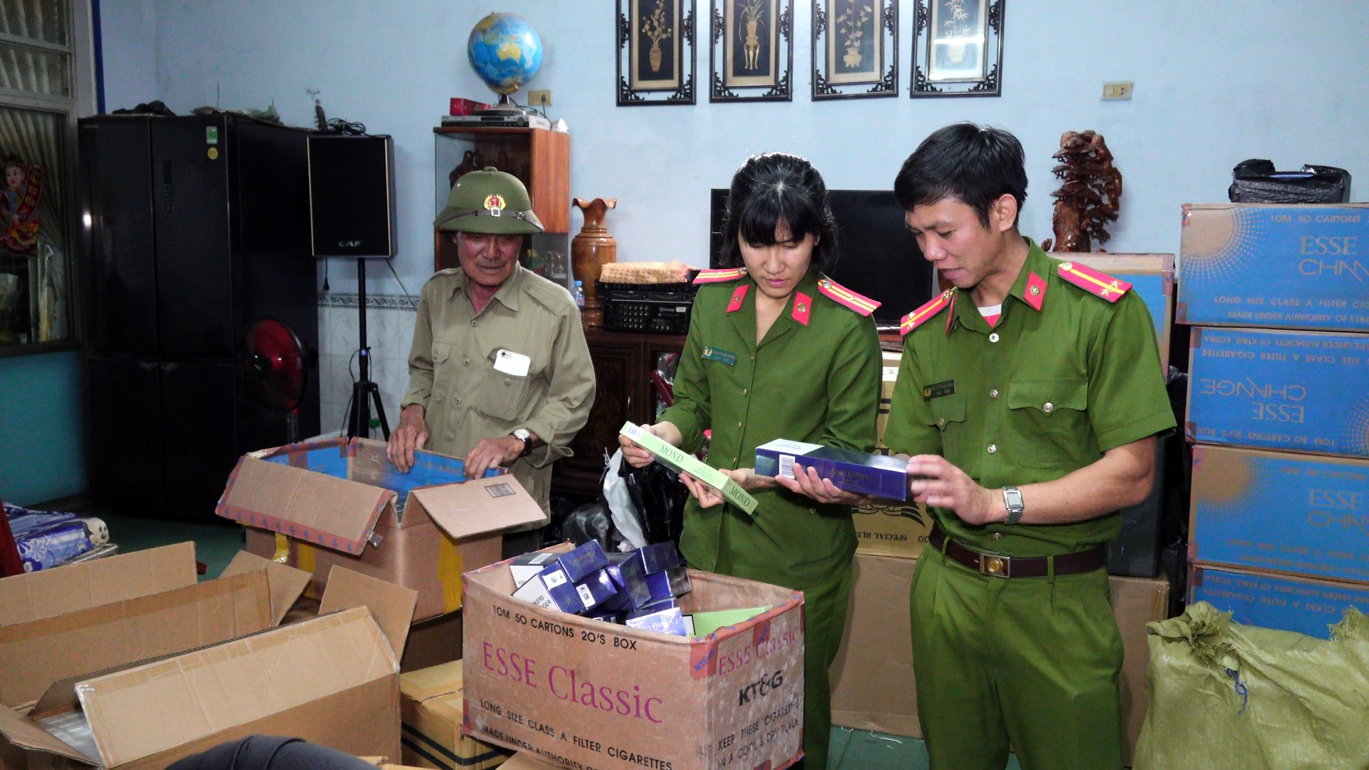 Cảnh sát kinh tế Công an tỉnh Gia Lai phối hợp với Công an phường An Nhơn Nam tiến hành kiểm tra tang vật thu giữ.jpg