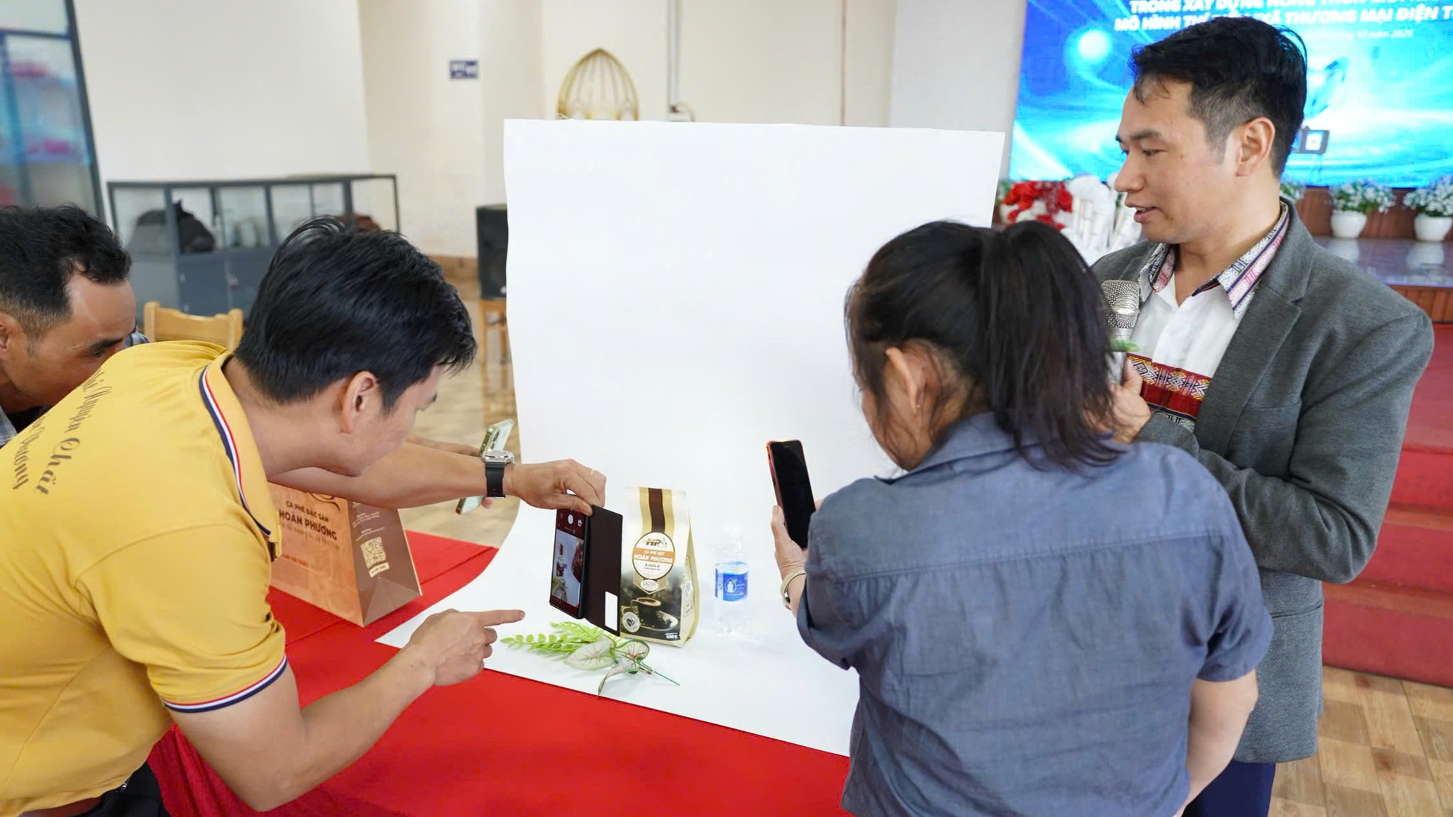Tại lớp tập huấn, các học viên được phổ biến những kiến thức cơ bản về thương mại điện tử, chuyển đổi số; đồng thời được hướng dẫn, thực hành các kỹ năng số hóa sản phẩm, tối ưu gian hàng (SEO), marketing trên sàn, livestream bán hàng, quy trình vận hành, xử lý đơn hàng và chăm sóc khách hàng trên các sàn thương mại điện tử.