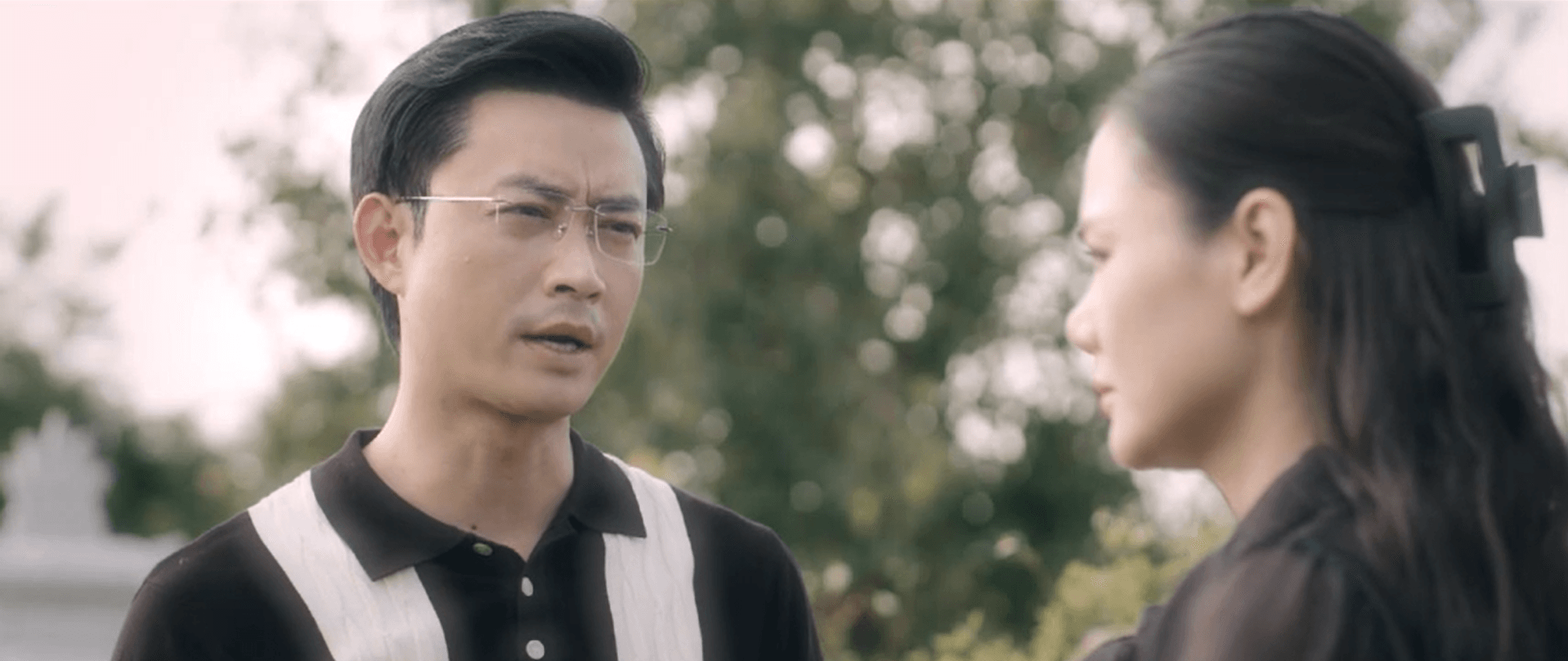 Khắc thuyết phục Nguyệt nhận tiền để làm sai lệch bản báo cáo thanh tra dự án.