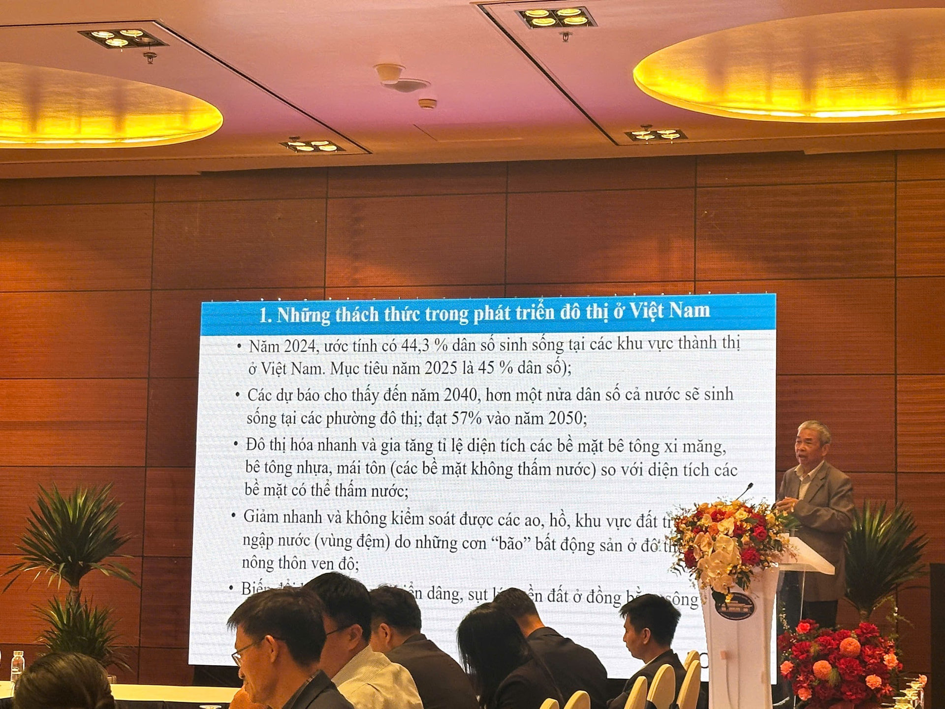 Chuyên gia Nguyễn Công Thành trình bày tham luận về mô hình Đô thị bọt biển.