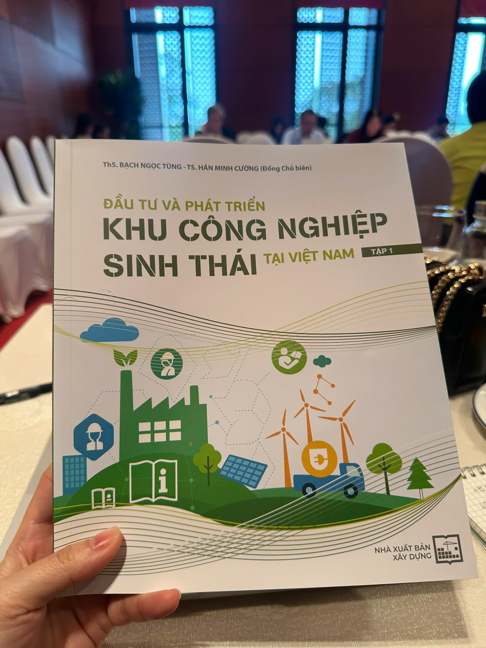 Ấn phẩm Đầu tư và Phát triển Khu Công nghiệp sinh thái tại Việt Nam - Tập 1.