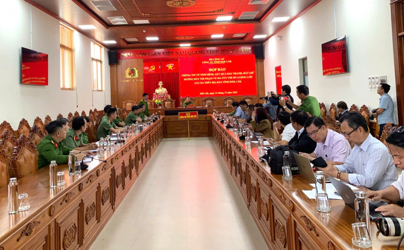 Quang cảnh buổi họp báo công bố kết quả chuyên án ma túy tại Đắk Lắk