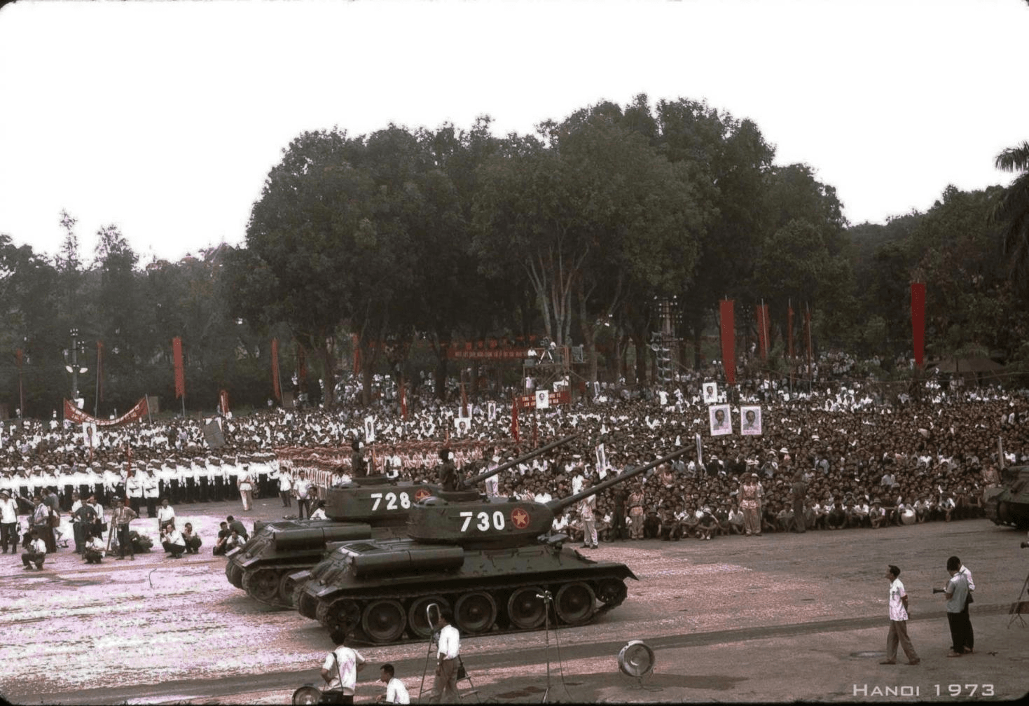 Hình ảnh lễ duyệt binh ngày 1/5/1973 trên Quảng trường Ba Đình (Hà Nội) do nhiếp ảnh gia người Đức Thomas Billhardt ghi lại (Ảnh tư liệu)