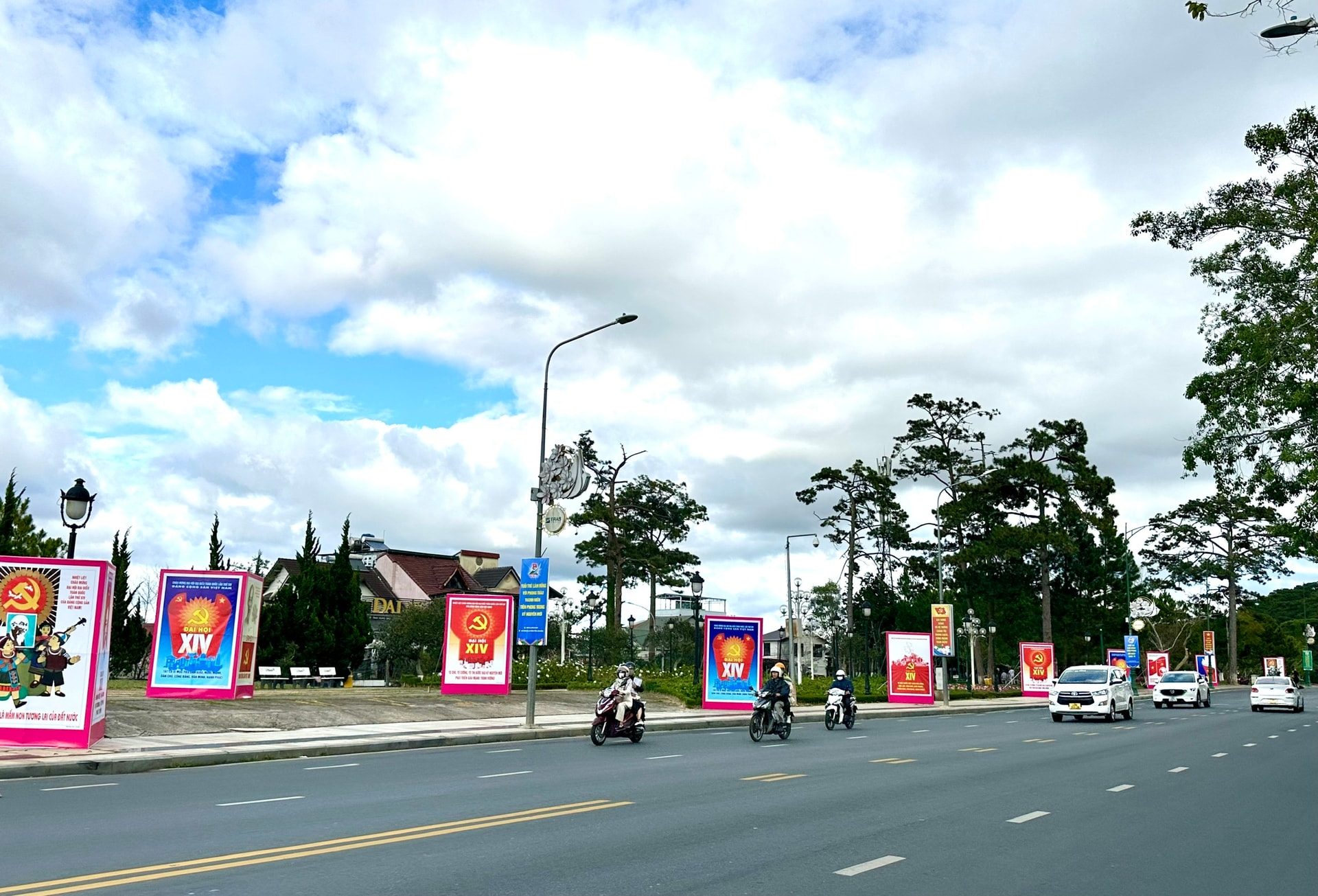 Đảng bộ, chính quyền và các tầng lớp Nhân dân tỉnh Lâm Đồng đang ra sức thi đua lập thành tích chào mừng Đại hội lần thứ XIV của Đảng.