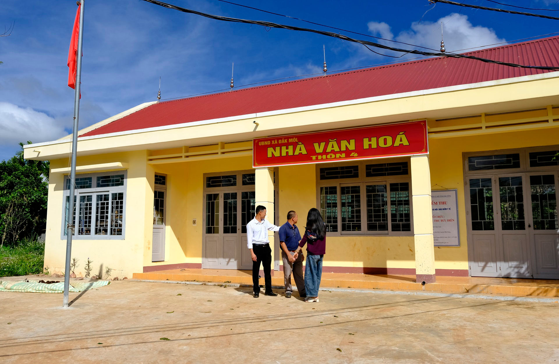 Sân nhà văn hóa thôn 4 mới được mở rộng, đổ bê tông, tạo điều kiện thuận lợi cho các hoạt động văn hóa, thể thao, sinh hoạt tập thể