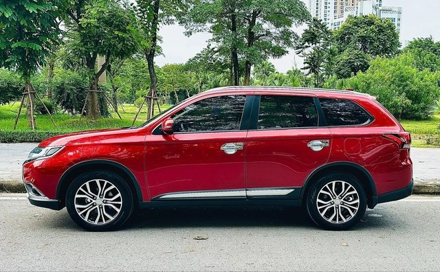 Xe được trang bị mâm 18 inch đi kèm kích thước lốp 225/55. ẢNH: Q.C
