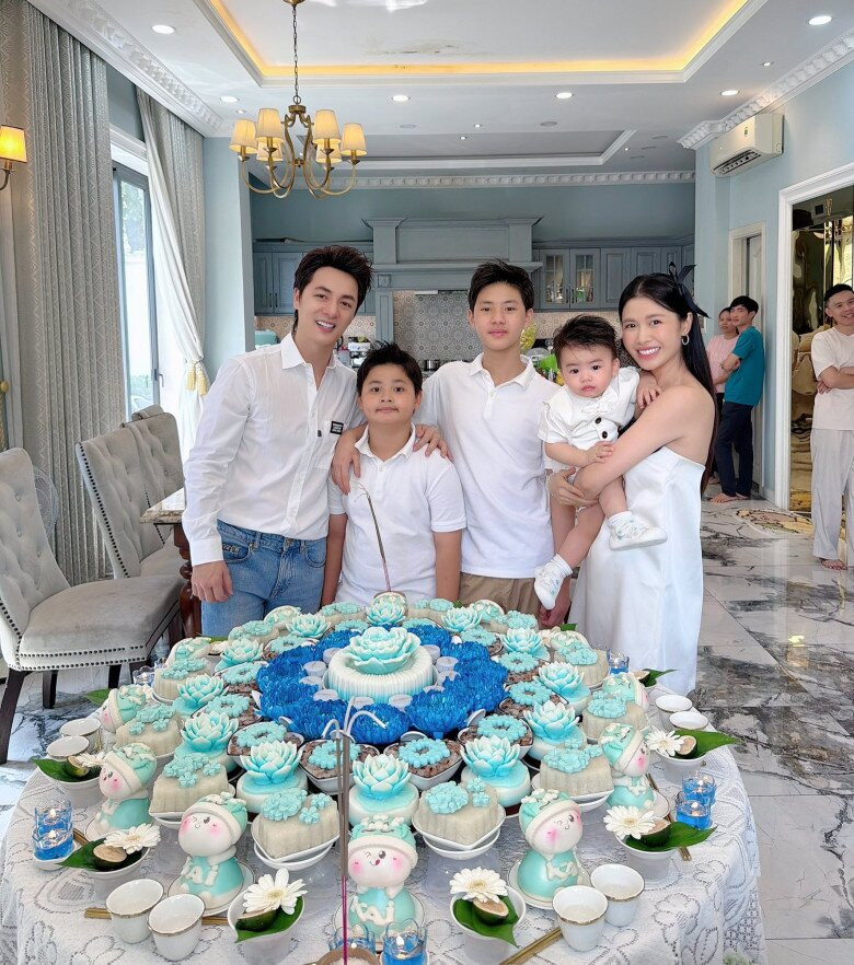 Vợ chồng Đăng Khôi và Thủy Anh là 1 trong những cặp đôi đông con của Vbiz.