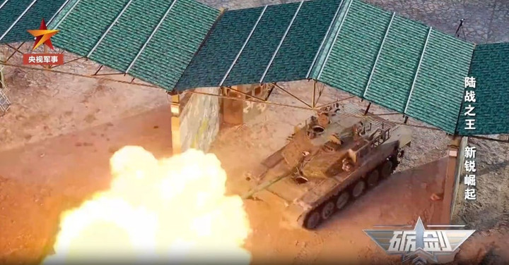 Xe tăng Type 99B của Trung Quốc thực hiện diễn tập bắn đạn thật trên thao trường.
