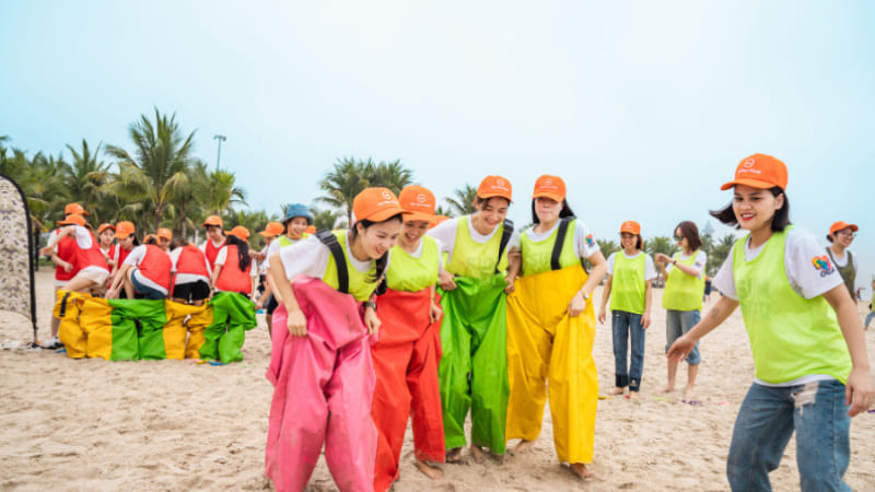 Trò chơi mặc quần 4 người di chuyển đòi hỏi sự thấu hiểu đồng đội