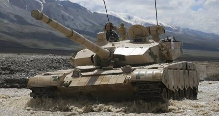 Xe tăng Type 99A tham gia tập trận trong điều kiện địa hình núi cao.