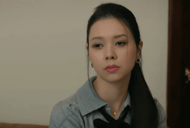 Bách cố gắng giải thích về mối quan hệ bạn bè trên mạng nhưng không thuyết phục được Duyên.