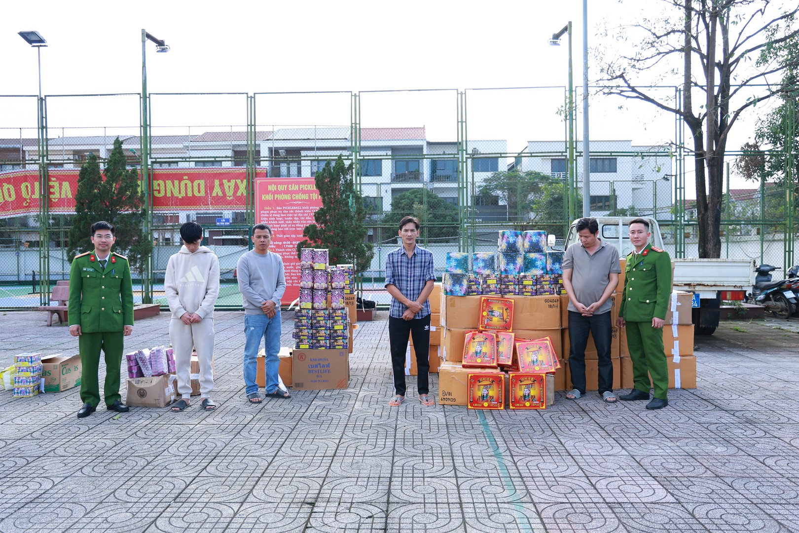 Các đối tượng cùng tang vật liên quan