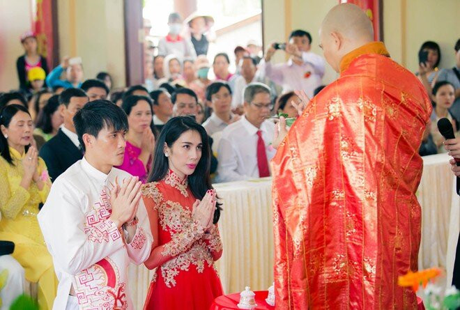 Công Vinh quy y ngay trong đám cưới với Thủy Tiên tại chùa.