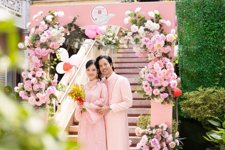 Cặp đôi cùng diện áo dài truyền thống màu hồng đồng điệu.