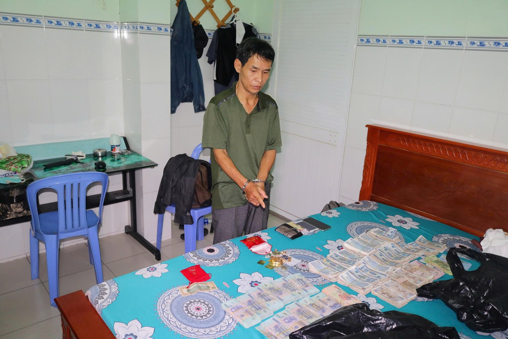 Đối tượng Mai cùng tang vật tiền và trang sức trộm. Ảnh Phước Thanh.jpg