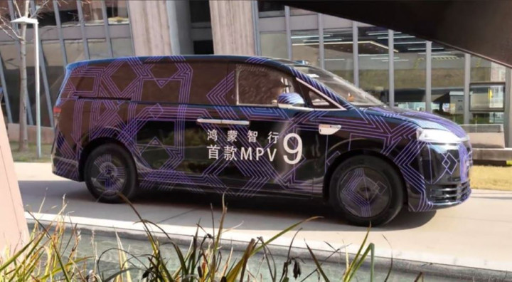 Luxeed V9 được bắt gặp chạy thử ngoài thực tế. Ảnh: CarNewsChina